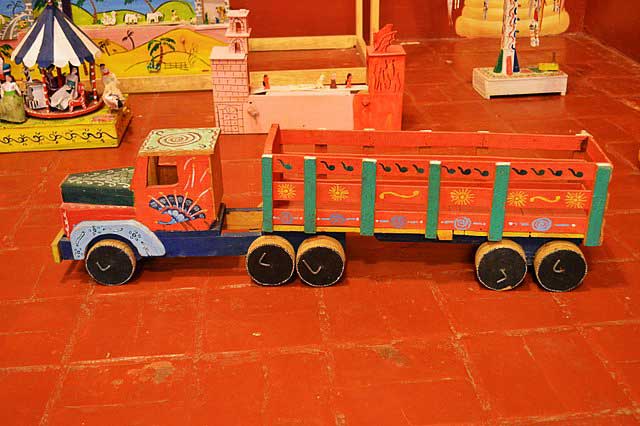 Auto de madera en el Museo del juguete mexicano